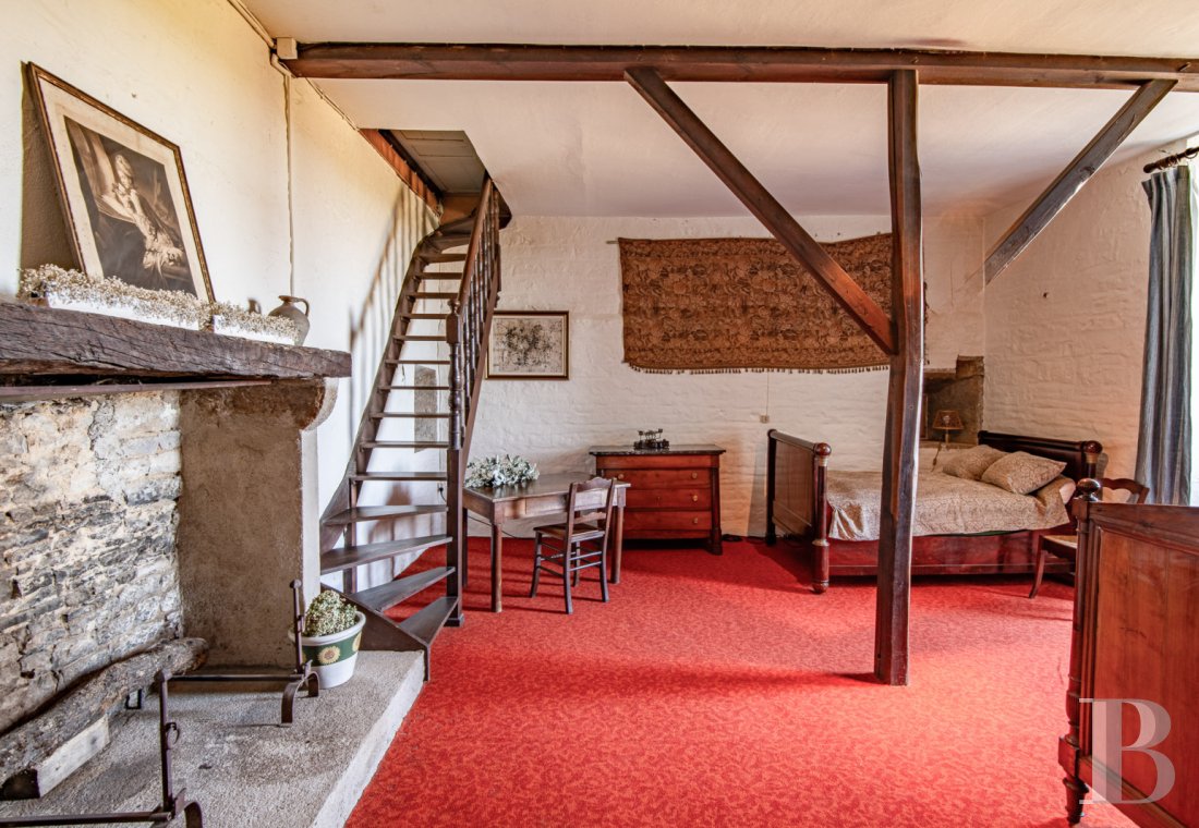 A 15th-century castle overlooking rolling farmland between Poitiers and Angoulême, in the Vienne region. - photo  n°28